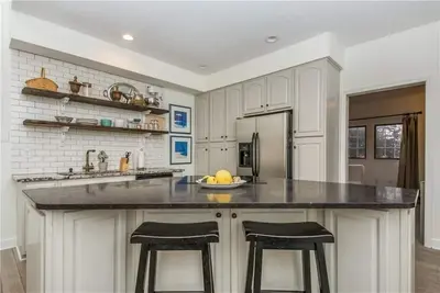 Image de Maison victorienne mise à jour en 1920 avec bain à remous et terrasse de jardin surdimensionnés