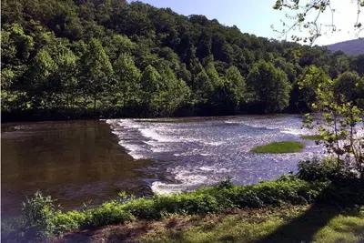 Image de Chaud, refuge accueillant sur la rivière Shenandoah et une vue imprenable