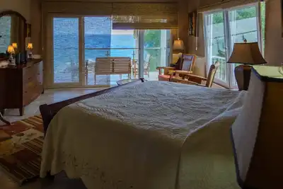 Image de Penthouse de luxe au dernier étage en bord de mer, vue sur la mer, Internet, piscine, super calme!