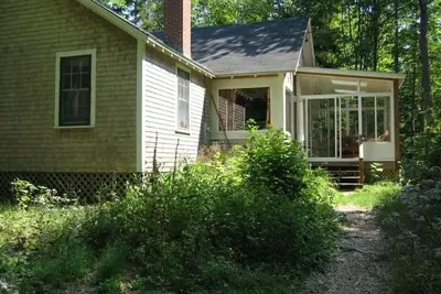 Image de Chalet tranquille dans les bois avec un accès privé à la plage, rivage vues de l'Acadie.