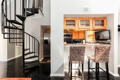 Image de Profitez de deux niveaux de Logements dans le cœur de l'action Downtown.