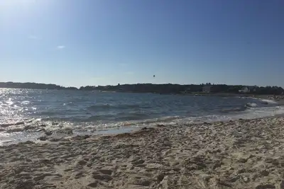 Image de 6 minutes à pied de la plage d'association privée! Rénové comme une maison neuve pour 12 personnes
