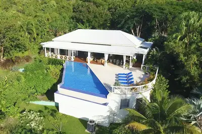 Image de Isolé, exclusif, villa de luxe totalement privée donnant sur la plus belle baie.