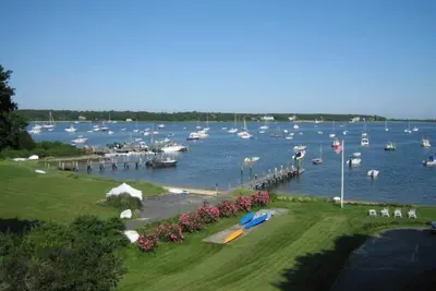 Image de Emplacement, emplacement - propriété en bord de mer donnant sur le port de Cotuit.