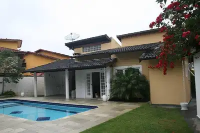 Image de la maison de l'histoire dans Cond. Costa del Sol - Bertioga, à 300 mètres de la plage, avec piscine extérieure
