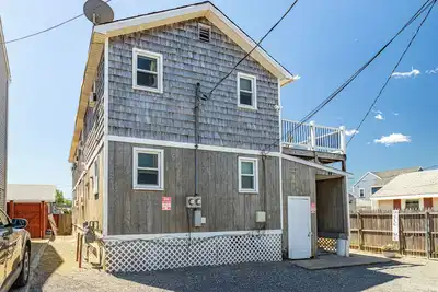 Image de Spacieux Ocean Home seulement un pâté de maisons de la plage