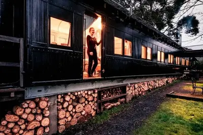 Image de Voiture de train d'époque convertie en une cabine inspirée de Steampunk