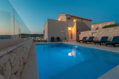 Image de \"Perfect runaway\" dans une baie calme avec vue sur la mer et piscine zone de détente-app 2 (for4)