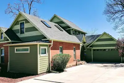 Image de Grande maison victorienne à 2 étages, avec grande cour arrière et vue sur Flatiron! Emplacement idéal