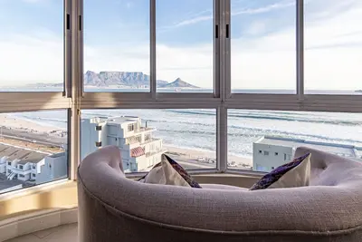 Image de Appartement moderne avec vue imprenable sur la mer et la montagne de la Table