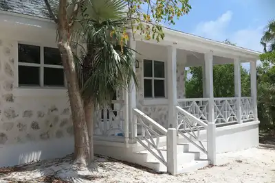 Image de Chalet de pierre confortable sur la plage de sable rose privée