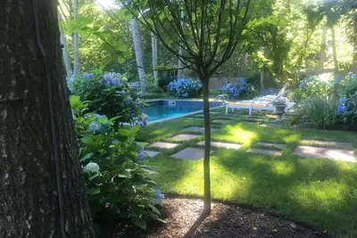 Image de Nagez dans une mer d'hortensias sur cette propriété bucolique et paisible.