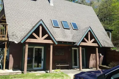 Image de Great Sacandaga Lakefront Home avec 100 pieds d'accès en eau profonde