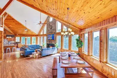 Image de Chalet De Montagne 10br 7ba Sleeps30 Piscine chauffée (30 pieds), bain à remous, foyer, intimité