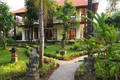 Image de Élégant et confortable villa de 2 étages dans un jardin tropical luxuriant avec piscine privée