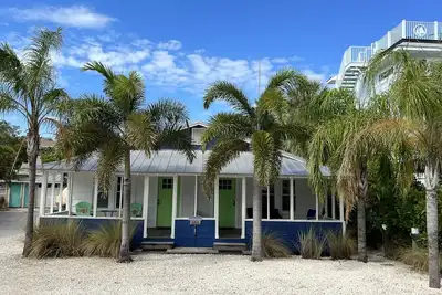 Image de 2 unités de la plage à Bay Cottage. . Pas la place de grand-mère! 100 pieds de la plage. .