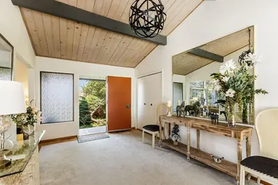 Image de Maison vintage avec une belle vue, terrasse et patio arrière clôturé