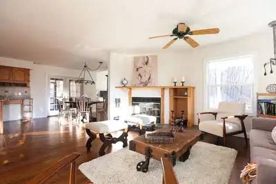 Image de Retraite dans la vallée de l'Hudson avec piscine chauffée et jacuzzi