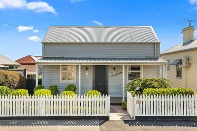 Image de Maison de mineurs rénovée + WiFi - Geelong West