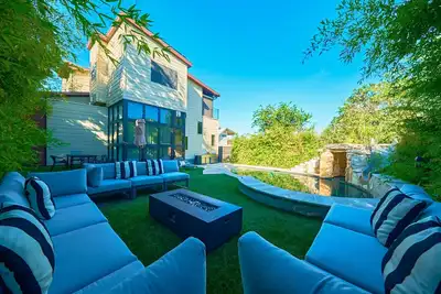 Image de Maison de style moderne Resort w / piscine privée parfaite pour les week-ends d'été Acl Sxsw F1