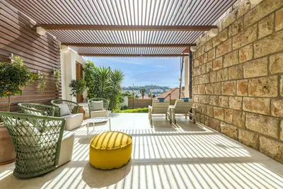 Image de Spot de vacances de luxe avec grande terrasse et jardin