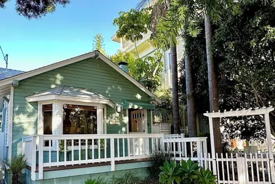 Image de 5 étoiles * Beach Bunny Cottage Location de vacances à Santa Barbara 2 blocs de la plage!