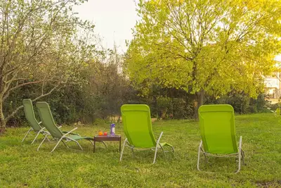 Image de L'appartement est dans la maison privée, et vous avez accès à toute la propriété.