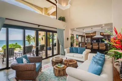 Image de Villa de luxe en bord de mer avec piscine privée et femme de chambre à temps plein