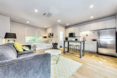 Image de Moderne et lumineux Clean New Appartement Walk To Zilker, proche du centre ville