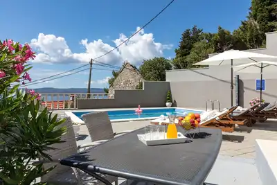 Image de Chaleureuse maison familiale avec piscine chauffée. . . . . . . vacances parfaites pour le corps et l'âme