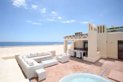 Image de Frontline Estepona Penthouse Duplex avec terrasse sur toit et bain à remous