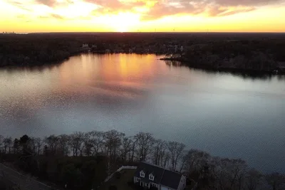 Image de Maison de vacances au bord du lac moderne avec quai privé, une vue magnifique et jouets de l'eau!