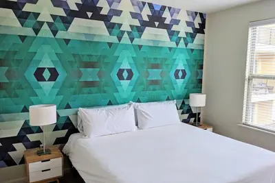 Image de Situé au centre de Uptown Charlotte. Gym, piscine et parking gratuit. Marchez partout!