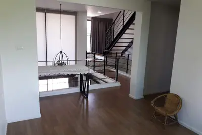 Image de Nouvelle maison moderne loft, les 3 étages 2 chambres 3. 5 salle de bain avec balcon et cuisine