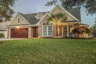 Image de Oasis au bord du lac dans le centre. Tout nouveau. Caractéristiques élégantes personnalisées.