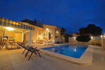Image de Grande villa avec piscine privée, pour les familles.