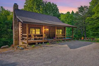 Image de Grande cabine avec 30 acres privés, étang, salle de jeux de style \"salon\" de niveau inférieur!