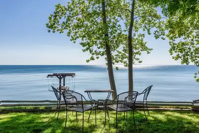 Image de Cozy Red Cottage situé directement à côté de la cabane en rondins