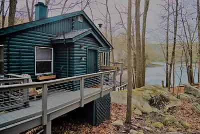 Image de Log Cabin sur un lac avec quai privé! Une heure de New York!