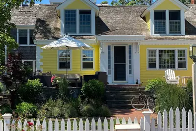 Image de Maison classique Cape Cod avec plage privée