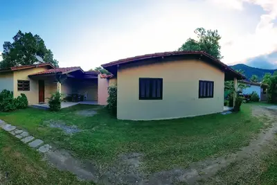 Image de 4 maisons de 2 et 3 chambres (salon, cuisine, salle de bain, barbecue et mobilier)