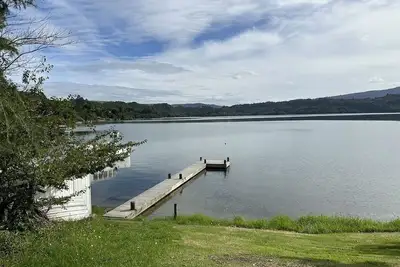Image de Pelouse Au Lac et attraper la truite hors de la jetée