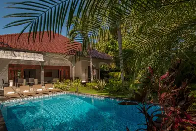 Image de Grande villa privée avec belle piscine dans un jardin tropical
