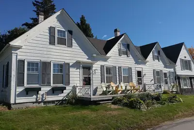 Image de Remarquable Four Gable House surplombant le port de l'amitié