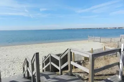 Image de Maison 3br méticuleuse avec vue sur la baie de Lewis!