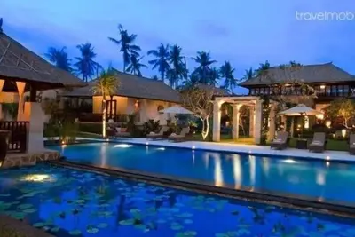 Image de Villa avec 5 chambres et piscine privée au bord de la plage à Canggu