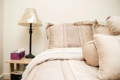 Image de * Appartement spacieux de 2 chambres à coucher | 4beds + WiFi ~ 1-7 personnes *