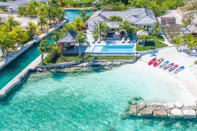 Image de Votre propre plage privée dans votre salon, du sable dans les pieds, la mer un rêve