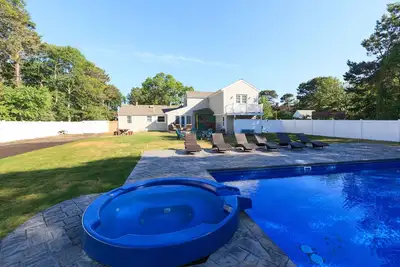 Image de Nouvelle piscine creusée chauffée et spa Pool House / Gameroom Pool Table Jeu vidéo
