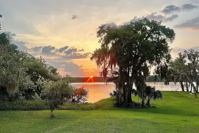 Image de L'été est là! Mais beaucoup plus frais sur la rivière. Le poisson a faim!